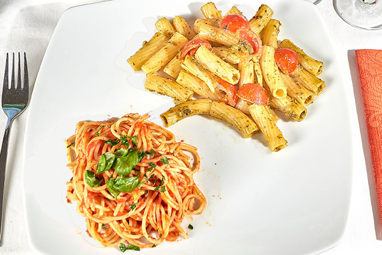 Duetto di Pasta, zwei verschiedene Nudelsorten, Spaghetti mit Tomatensauce und Penne mit Pesto