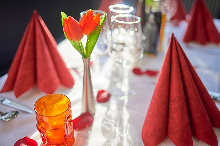 Feiern Sie bei uns! Festlich gedeckter Tisch mit Tulpen