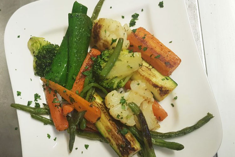 Gemüse vom Grill, Zucchini, Blumenkohl, Brokkoli, Karotten und grüne Bohnen