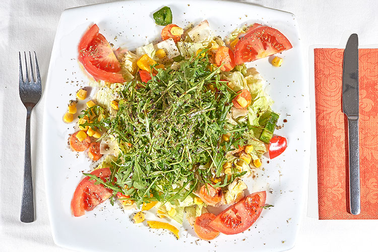 Grosser Gemischter Salat, Eisbergsalat, Rucola, Mais, Gurke und Tomate