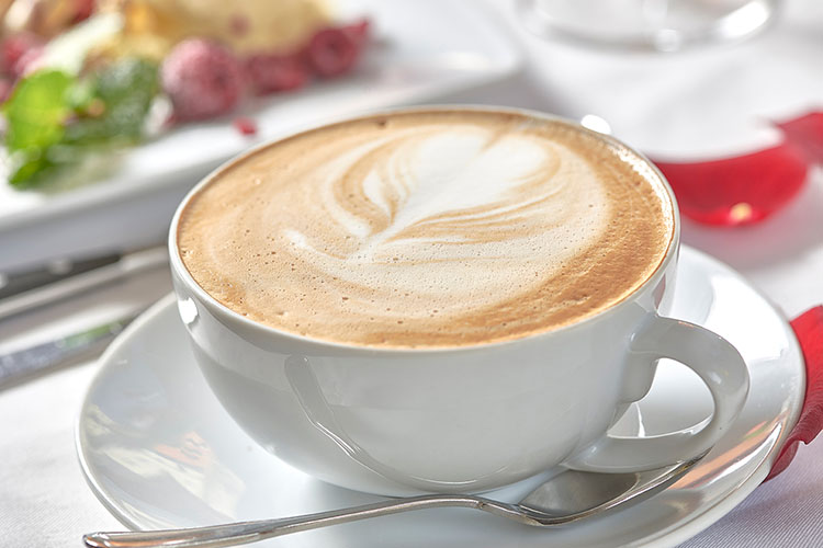 Cappuccino - Milchkaffee mit Herz im Schaum